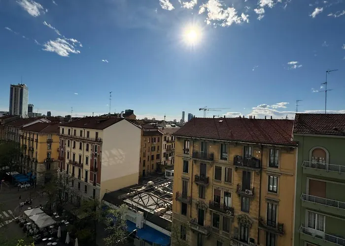 Trilocale con due balconi a Isola Porta Nuova